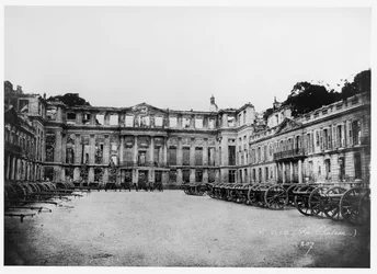 Tykkejä Chateau de Saint-Cloudin pihalla, 1870-1881